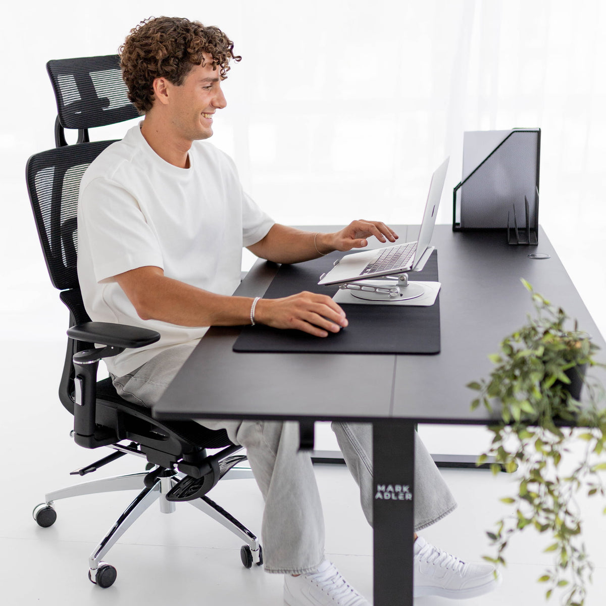 Mark Adler Leader 7.6 Elektrischer Schreibtisch Schwarz